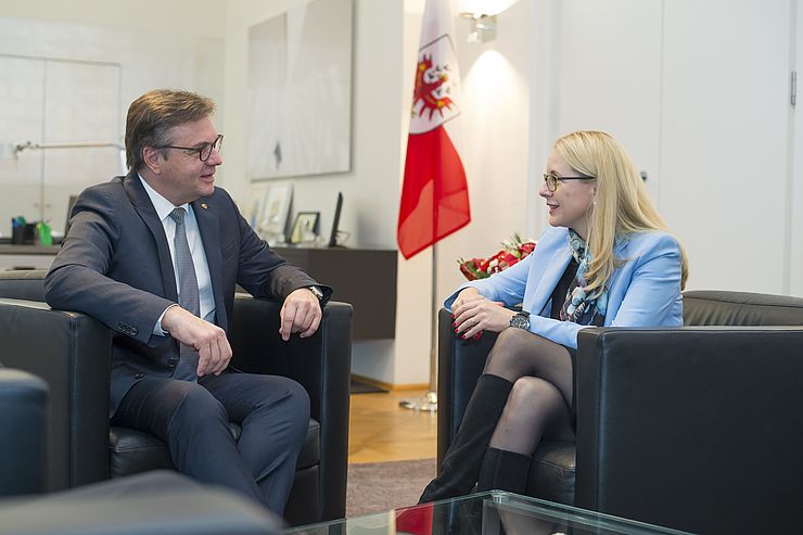 Intensives Arbeitsgespräch in bester Atmosphäre: LH Günther Platter mit der Tiroler Bundesministerin Margarete Schramböck in seinem Büro.