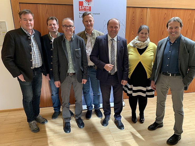 Vertreterinnen und Verteter der beteiligten Kräfte stehen zusammen für ein Gruppenbild.