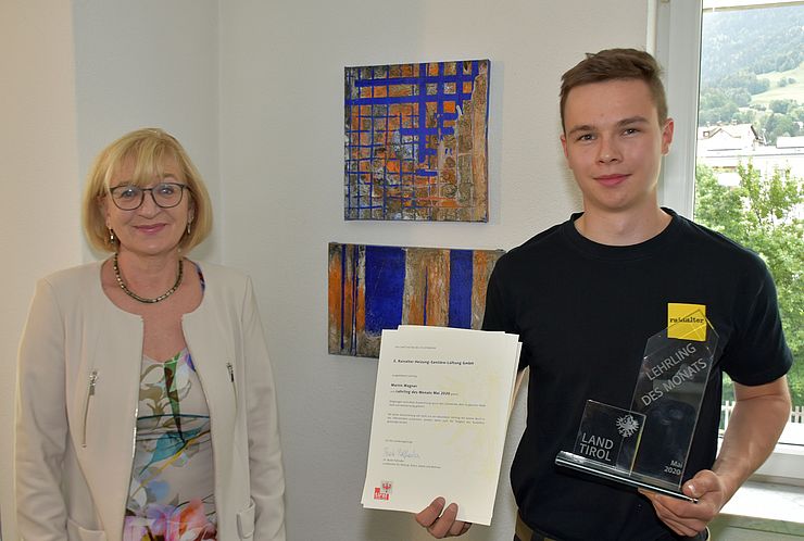 Bildungs- und Arbeitslandesrätin Beate Palfrader gratulierte Lehrling Martin Wagner persönlich in seinem Betrieb in Landeck.