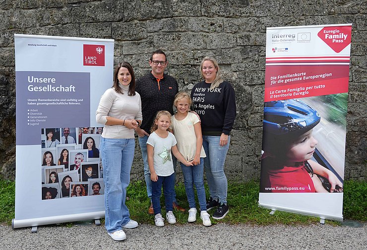 Landesrätin Astrid Mair mit Familie vor Rollup