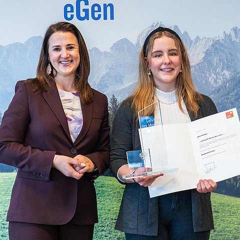 � Land Tirol/Hörmann LRin Mair gratulierte Maria Bellinger zum „Lehrling des Monats März 2026“