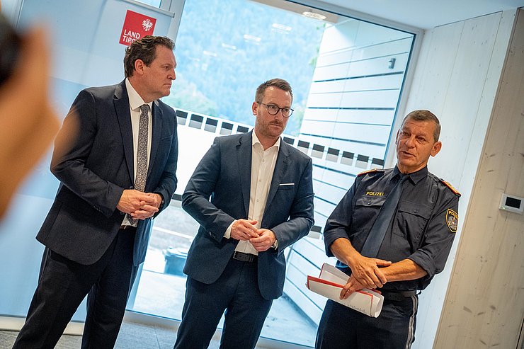 Foto Redner bei Pressekonferenz