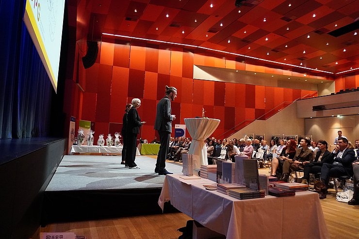 © LIV Tirol Ansicht von der Bühne ins Auditorium.