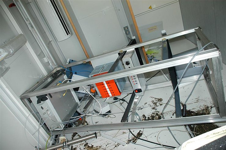 die Messgeräte im Container wurden aus den Verankerungen gerissen und schwer beschädigt