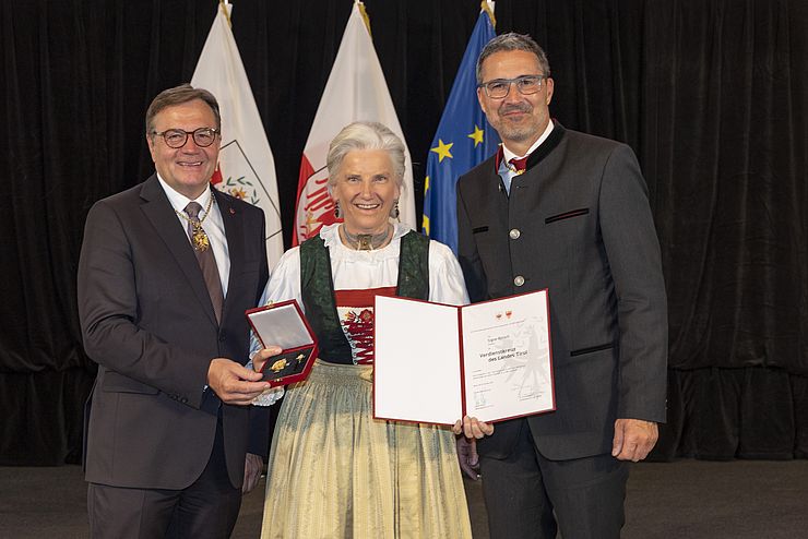 Signe Reisch erhält das Verdienstkreuz des Landes Tirol.