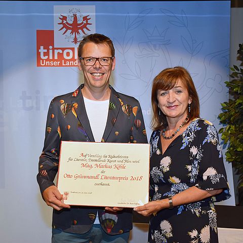 Bildungslandesrätin Beate Palfrader mit dem Preisträger Markus Köhle.