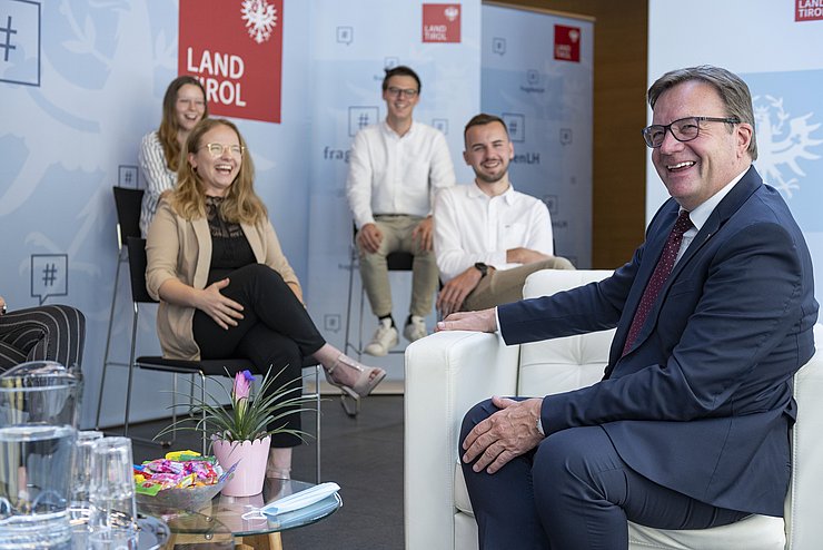 Landeshauptmann Günther Platter im Gespräch mit den SchülerInnen der Landesschülervertretung.