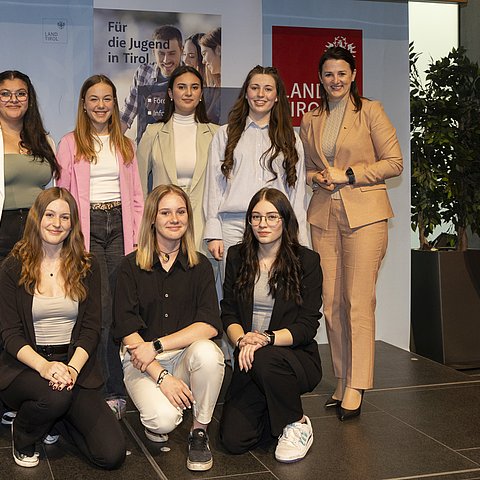 Die Tiroler LandessiegerInnen mit Jugendlandesrätin Astrid Mair (re.) von links Lana Aleid, Valerie Achleitner, Sophie Gruber und Anna-Sofie Juffinger, knieend von links Sophie Wirth, Sandra Mittermayer und Hannah Feuerstein. Auf dem Foto fehlt Felix Maurer.