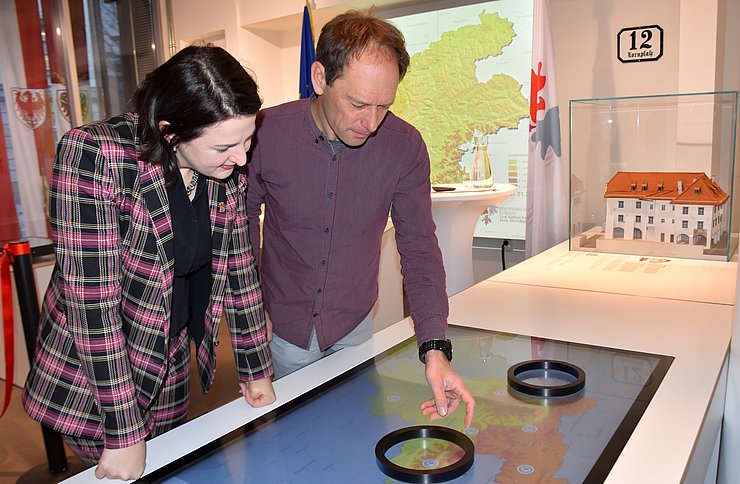 Sicherheitslandesrätin Astrid Mair und Patrick Nairz (Lawinenwarndienst Tirol) testen die interaktiven Info-Elemente im Euregio-Infopoint in Innsbruck.
