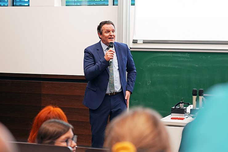 „Die Kinder und Jugendlichen zeigen, dass sie bereit sind, anzupacken – im digitalen Alltag, in der Pause oder bei länderübergreifenden Projekten“, ist Klimaschutzlandesrat René Zumtobel begeistert von den ausgezeichneten Schulklassen.