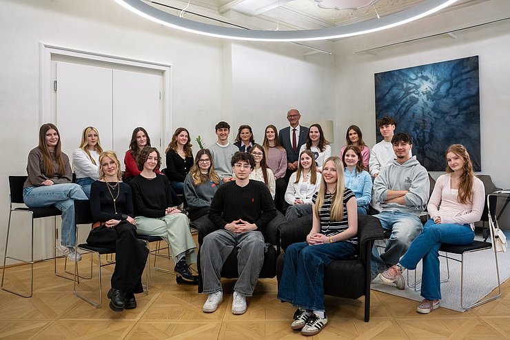 Gruppenfoto mit Schulklasse und Landeshauptmann