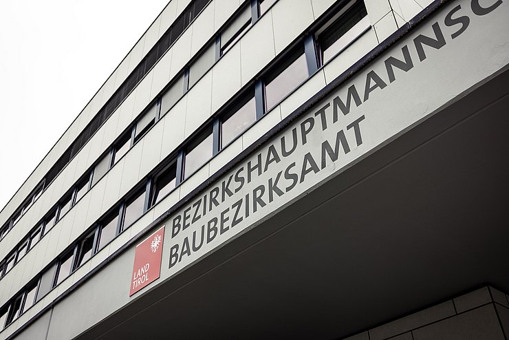 © Land Tirol/Rainer Außenfassade eines grauen Gebäudes