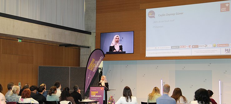 Jugendliche spricht vor Publikum