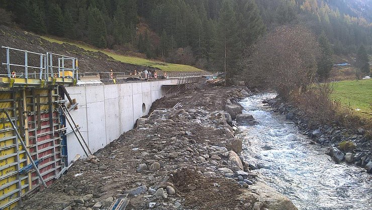 Herstellung der Ufermauer