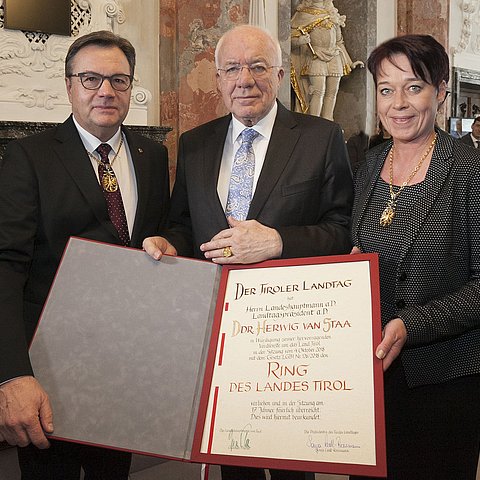 v.l.: LH Günther Platter, Landtagspräsident und Landeshauptmann a.D. Herwig van Staa, Landtagspräsidentin Sonja Ledl-Rossmann