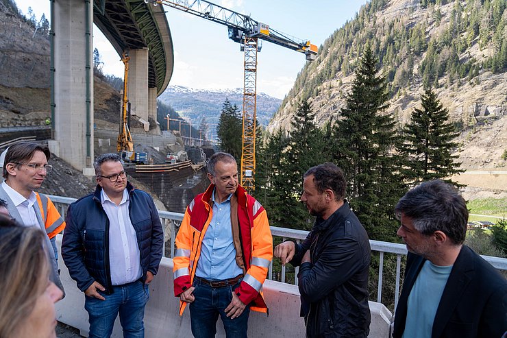 Die Abgeordneten beim Lokalaugenschein an der Luegbrücke...