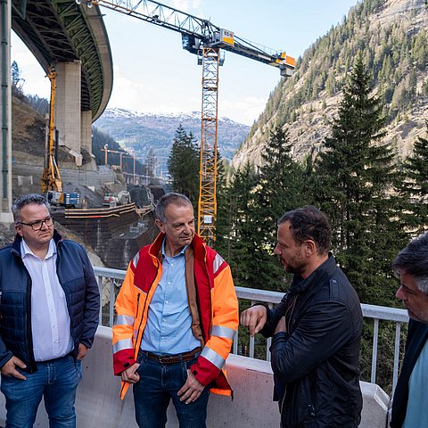 Die Abgeordneten beim Lokalaugenschein an der Luegbrücke...