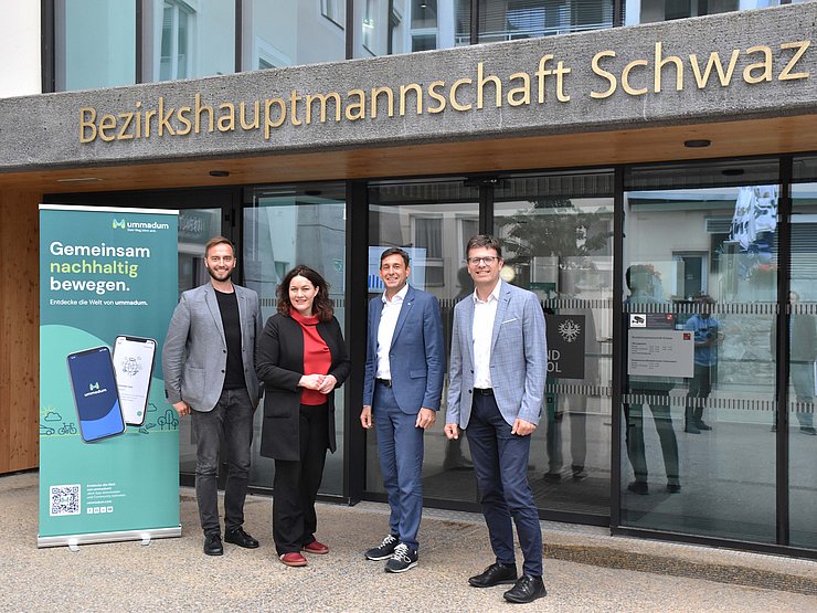 Gruppenfoto vor der BH Schwaz stehend.