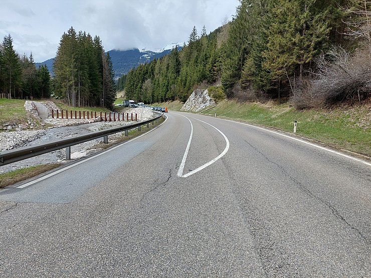 Straße auf B 179 Fernpassstraße, Blick Zufahrt Obergarten Richtung Reutte. 