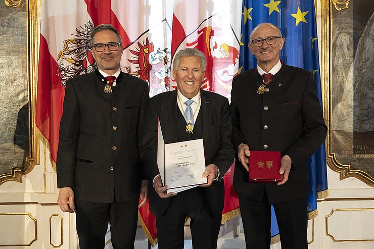 Gruppenfoto mit Grassmayr.