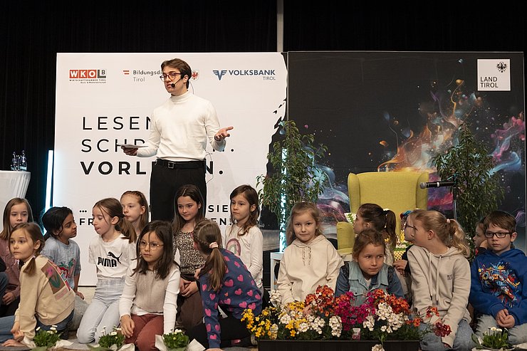 Auch der Schulchor gestaltete eine Einlage, um seine Landessiegerin Sandra Weber zu feiern.