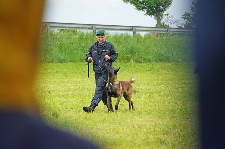 © Land Tirol Polizistin mit Hund