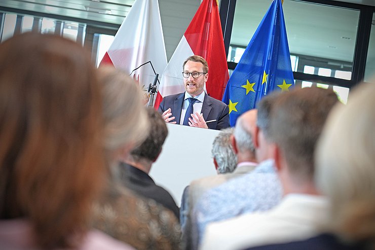 © Land Tirol Philip Wohlgemuth redet vor Publikum