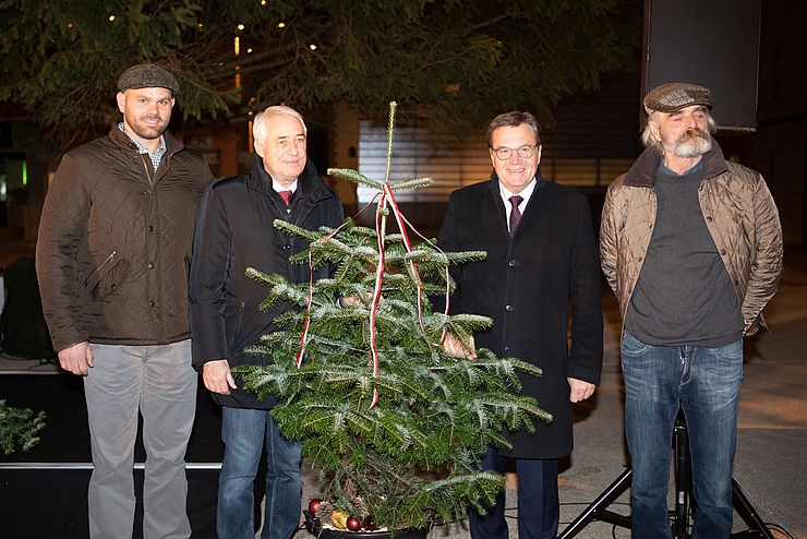 Als Dank für die gespendete Fichte wurde der Familie Zeller aus Breitenwang ein Weihnachtsbaum geschenkt (v.li.): Stefan Zeller, Bgm Hans-Peter Wagner, LH Günther Platter und Heinz Zeller.