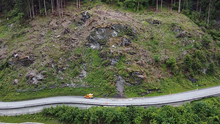 Drohnenaufnahme der Rutschung auf die Straße