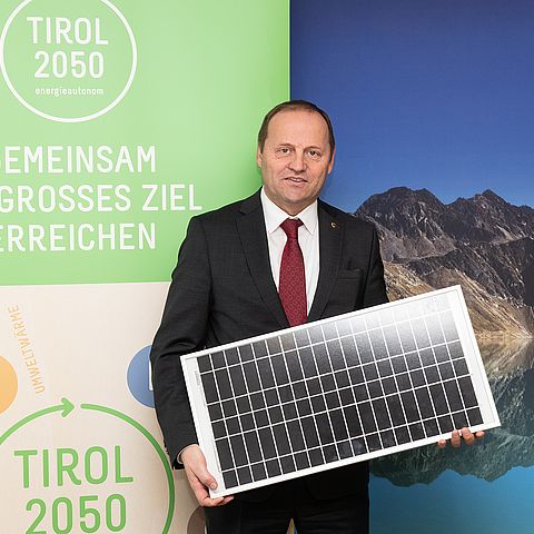 Wasserkraft und PV müssen zur Erreichung der Energie- und Klimaziele massiv ausgebaut werden. LHStv Josef Geisler setzt auf erneuerbare Energie aus Tirol für Tirol.