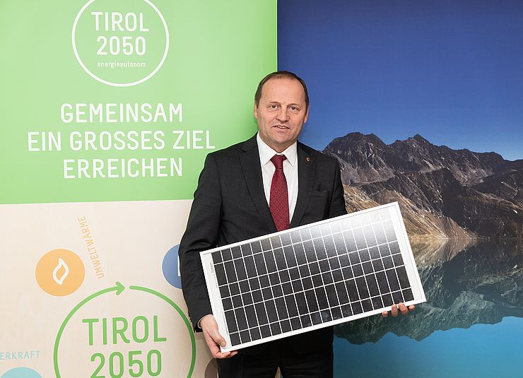 Tirols Energiereferent Landeshautmann-Stellvertreter Josef Geisler würde Private bei der Errichtung von PV-Anlagen im Rahmen der Konjunkturoffensive gerne zusätzlich mit Landesmitteln unterstützen. Die Bundesrichtlinie lässt dies derzeit aber nicht 