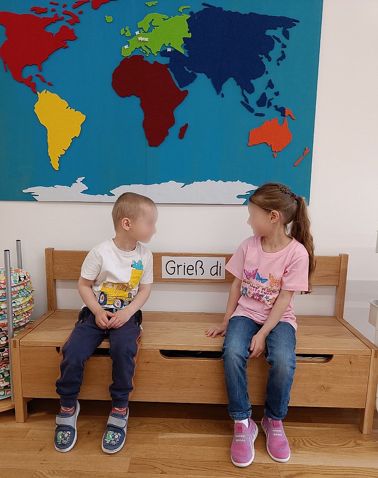 Zwei Kinder unterhalten sich