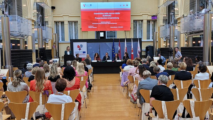 Saal mit Rednerpult