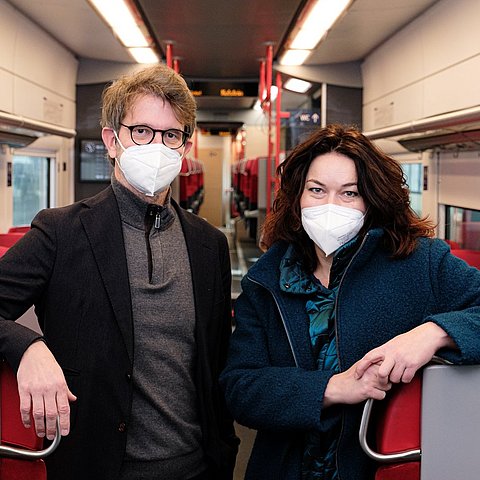 Mobilitätslandesrätin Ingrid Felipe und VVT-GF Alexander Jug stehen in einem öffentlichen Verkehrsmittel.