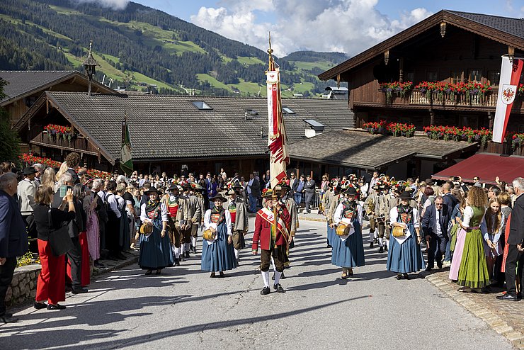 Landesüblicher Empfang am Dorfplatz Alpbach mit der Bundesmusikkapelle Alpbach und der Schützenkompanie Alpbach.  © Land Tirol