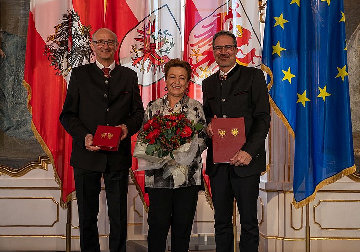 Ausgezeichnet wurde Angelika Falkner, Geschäftsführerin des Hotels "Das Central" in Sölden, von LH Anton Mattle und LH Arno Kompatscher (re.).