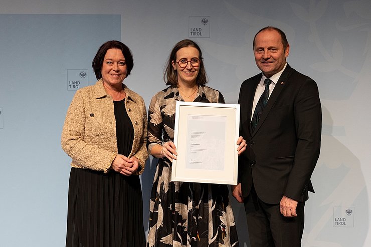 LTPin Ledl-Rossmann und LHStv Josef Geisler mit der Ausgezeichneten Katrin Bermoser (Fachärztin für Allgemeinchirurgie und Viszeralchirurgie in Hall in Tirol).