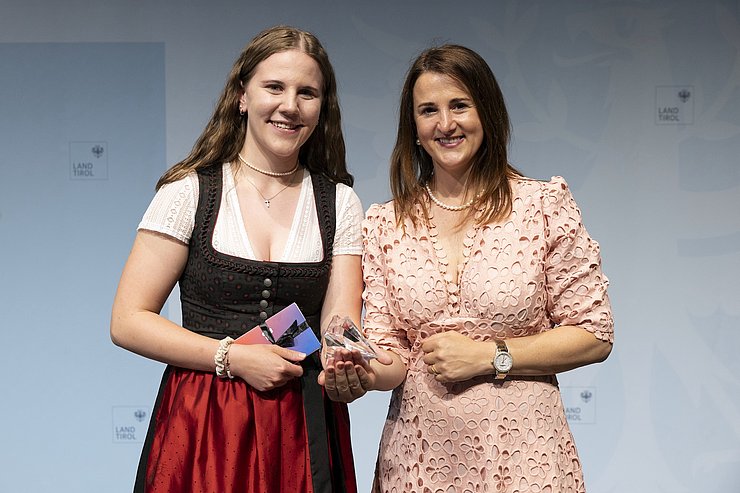 © Land Tirol/Sedlak Arbeits- und Jugendlandesrätin Astrid Mair gratulierte Eva Maizner zum "Lehrling des Jahres 2025".