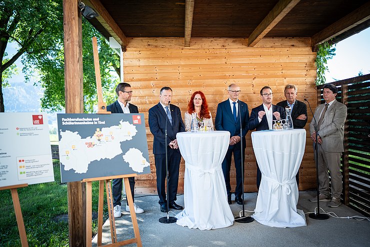 Gruppenfoto während der Pressekonferenz
