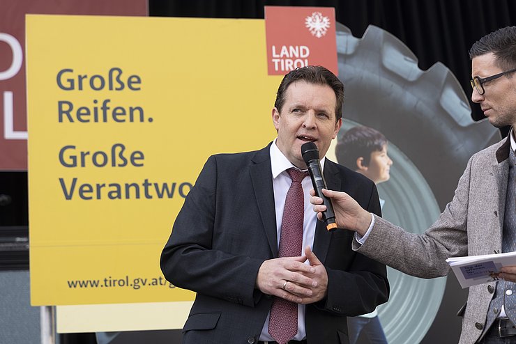 Verkehrslandesrat René Zumtobel empfing ebenfalls zahlreiche BesucherInnen in seinem Büro und berichtete auf der Bühne zu aktuellen Projekten rund um das Thema Verkehrssicherheit - beispielsweise die Kampagne des Landes "Große Reifen, große Verantwortung". 