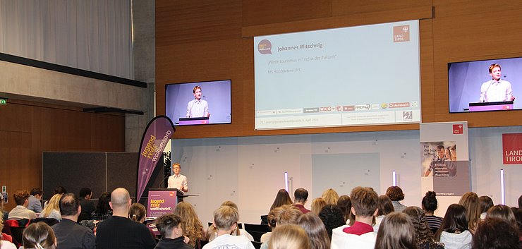 Jugendlicher spricht vor Publikum