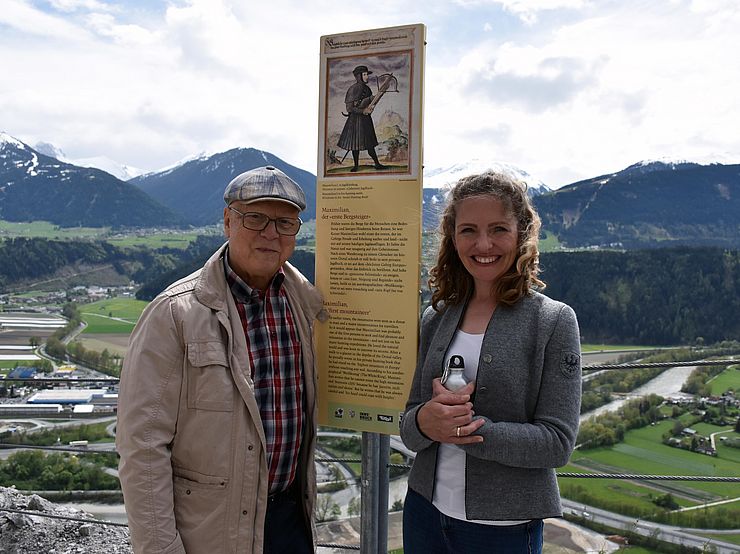 Historiker Michael Forcher und Maximilianjahr-Koordinatorin Isabelle Brandauer freuten sich über die gelungene Umsetzung der Schautafeln. 
