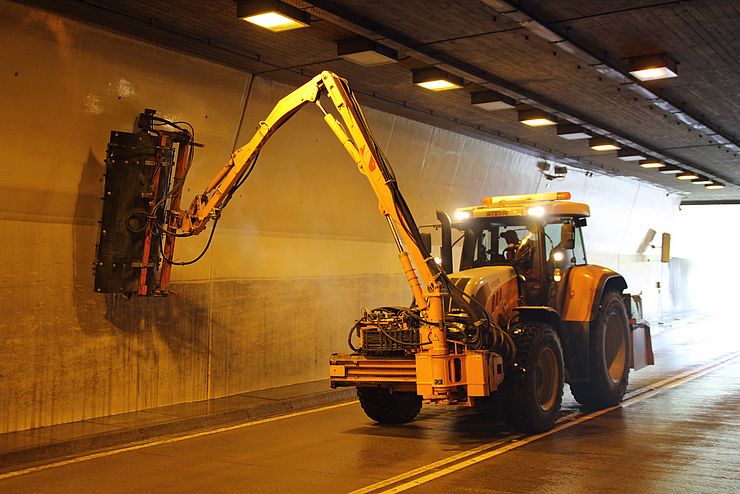 Sauberkeit für Sicherheit - Frühjahrsputz in den Tunnels des Landesstraßennetzes.