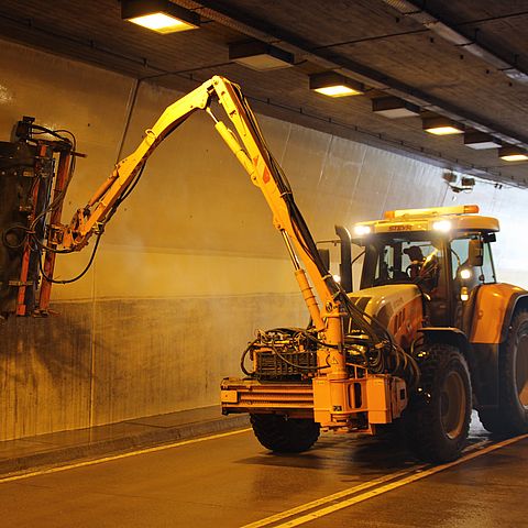 Sauberkeit für Sicherheit - Frühjahrsputz in den Tunnels des Landesstraßennetzes.