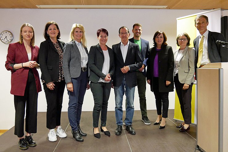 VertreterInnen des Landtages (v.li. KO Elisabeth Fleischanderl, LA Andrea Haselwanter-Schneider, LA Iris Zangerl-Walser, LTPin Sonja Ledl-Rossmann, KO Gebi Mair und LA Birgit Obermüller), gemeinsam mit Bernhard Weber (5. v.li.), Paulinum-Direktor Elmar Fiechter-Alber (9. v.li.) und Maria Plankensteiner-Spiegel (8. v.li., Diözese Innsbruck)