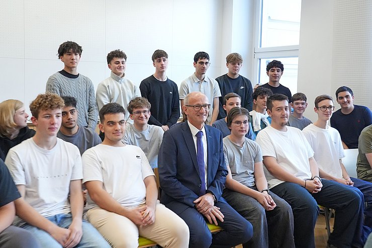 © Land Tirol/Reiter LH mit SchülerInnen