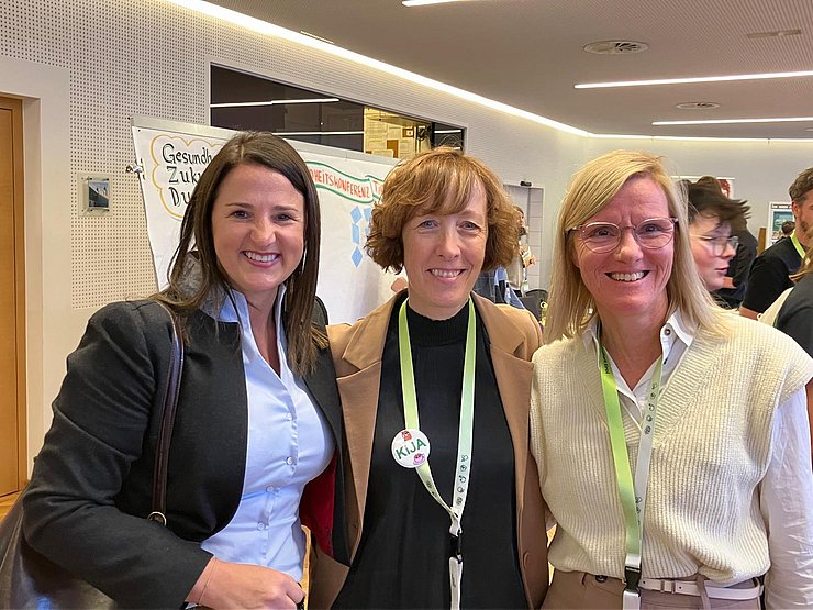 © POJAT V. li. Jugendlandesrätin Astrid Mair mit POJAT-Geschäftsführerin Martina Steiner und Doris Lienher (Abteilung Öffentliche Gesundheit Land Tirol) bei der Jugendgesundheitskonferenz in St. Johann in Tirol.