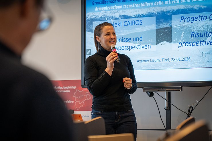 Mair sprechend in Mikrofon