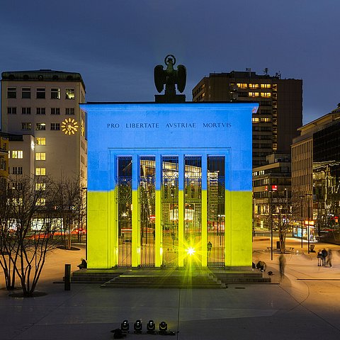 Innsbruck, Befreiungsdenkmal am Landhausplatz, Hilfe für die Ukraine
