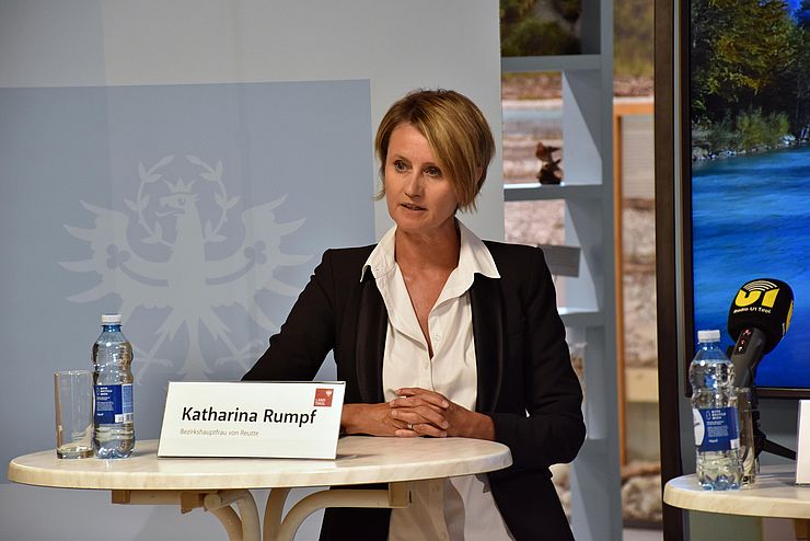 Bezirkshauptfrau Katharina Rumpf steht bei der Pressekonferenz hinter einem weißen Tisch.